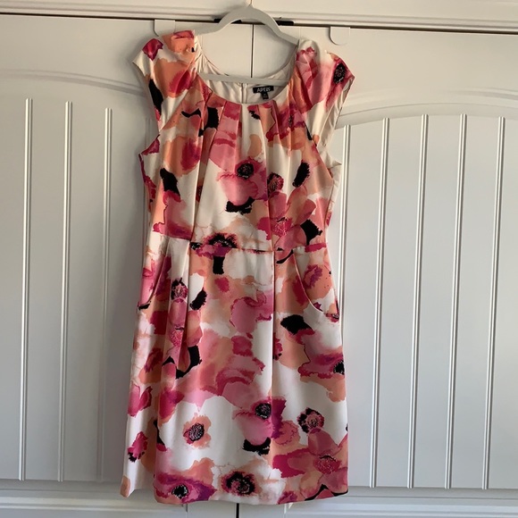 Apt. 9 Dresses & Skirts - Adorable flattering dress